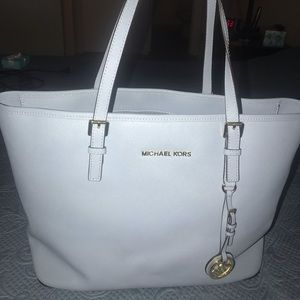 Michael Kors Jet Set Travel Medium Top-Zip Tote